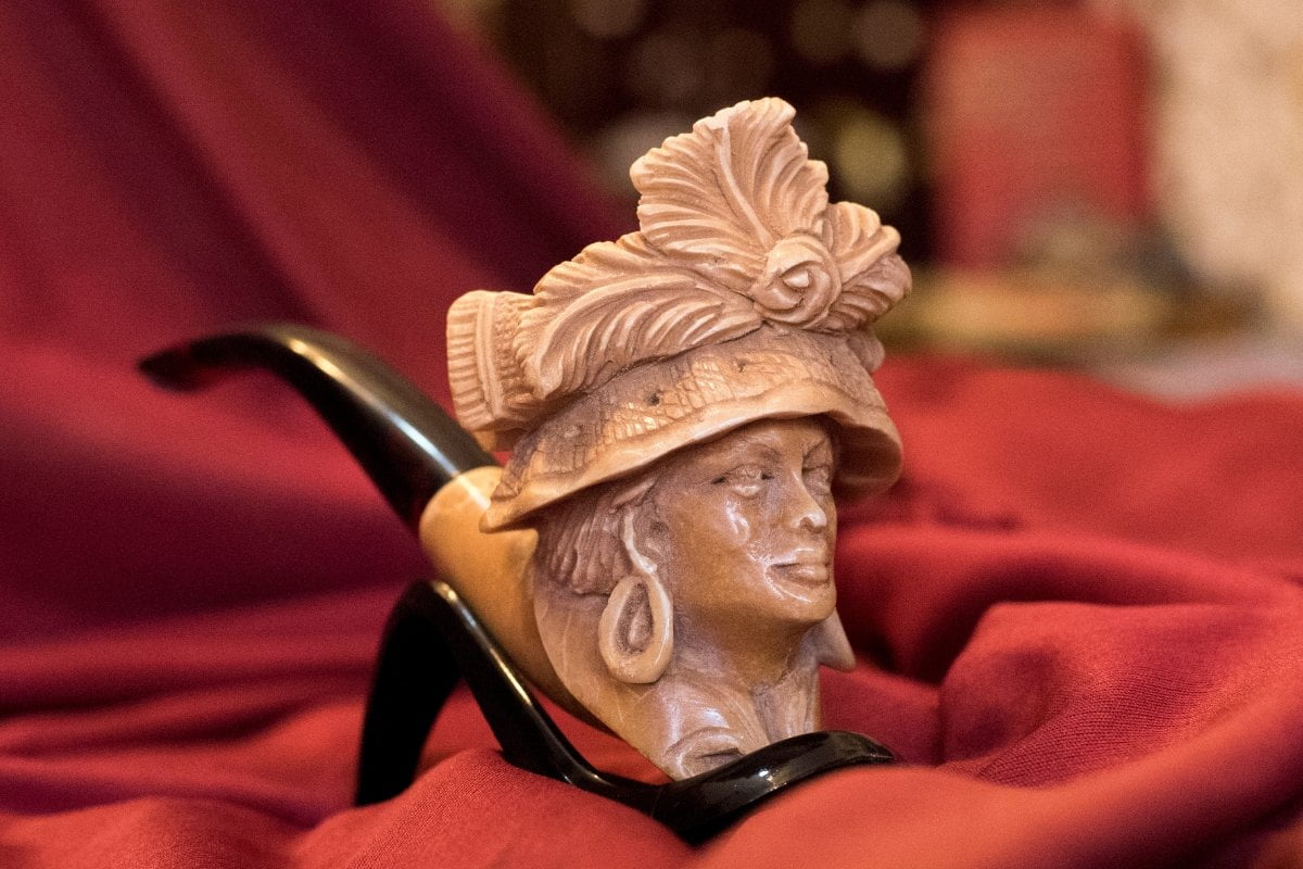 Discover the Beauty of a Meerschaum Pipe A Classic Collectible Choice