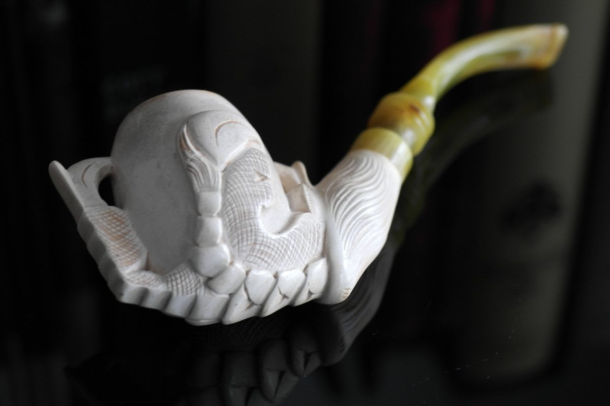 Discover the Beauty of a Meerschaum Pipe A Classic Collectible Choice